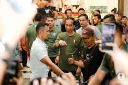 Bagikan Kaus dan Bantuan, Jokowi Sapa Warga dan Wisatawan di Malioboro