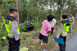 Pengemudi Mengantuk, Mobil Kijang Teperosok ke Jurang di Gunungkidul