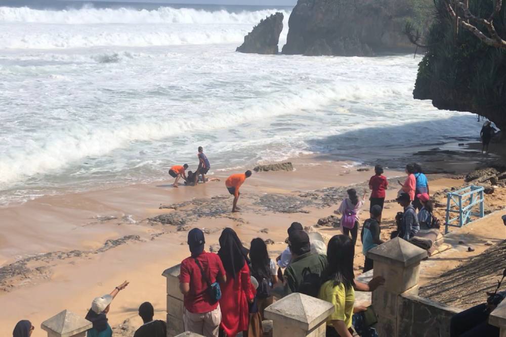 Gelombang Tinggi: Wisatawan Terseret Arus saat Berswafoto di Bibir Pantai Kukup