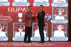 Bupati Gunungkidul dan Ketua Tim Penggerak PKK Peroleh Penghargaan Manggala Karya Kencana