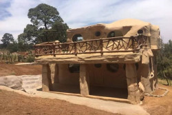Penginapan Unik, Terinspirasi Rumah Zaman Batu di Kartun Flintstones