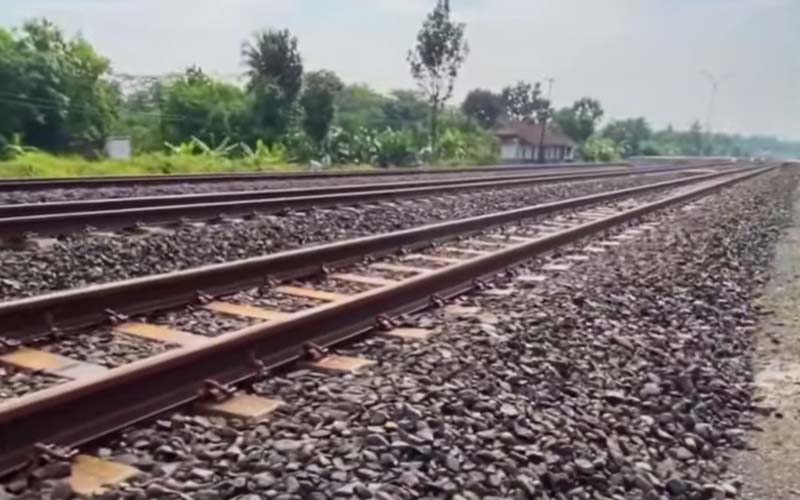 Viral Pria Bunuh Diri dengan Tengkurap di Atas Rel Disaksikan Anak-Anak Railfans