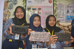 Keren! 3 Murid SMPN 12 Jogja Ini Sulap Sampah Plastik Jadi Bata Cinta