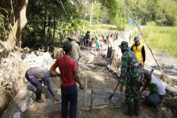 Tentara dan Warga Bantul Bangun Jalan hingga Jembatan