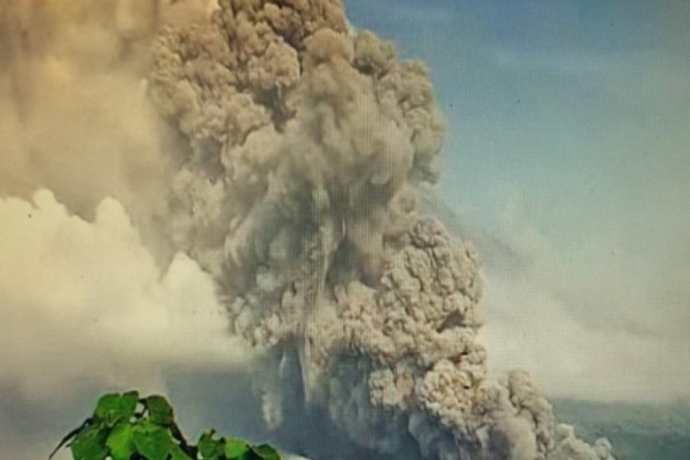 Kembali Erupsi Disertai Guguran Awan Panas, Gunung Semeru Berstatus Siaga!
