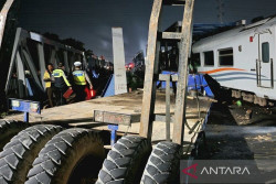 Ngeri, Ini Sederet Foto Detik-detik Kereta Tabrak Truk di Semarang hingga Meledak