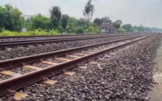 Lokomotif KA Brantas dan Truk Dievakuasi