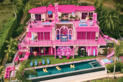 Unik! Ada Penginapan dengan Konsep Rumah Barbie yang Serba Pink