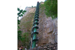 Baru Lihat Bikin Pusing, Ada Tangga Spiral untuk Mendaki Gunung