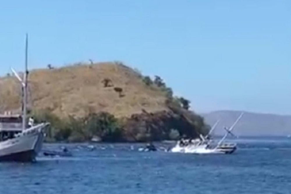 Kapal Wisata Jenis Phinisi Tenggelam di Pantai Pink Pulau Komodo