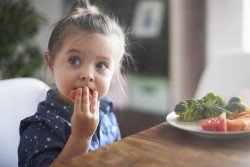 Bunda, Berikut Kiat-kiat Memberi Makanan Pendamping ASI pada Anak