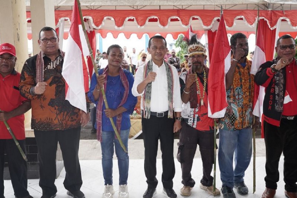 Jutaan Bendera Merah Putih Disebar Menteri di Papua Barat Daya, Ini Tujuannya