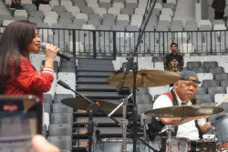 Menteri PUPR Basuki Main Drum Iringi Band Kotak di Depan Presiden Jokowi