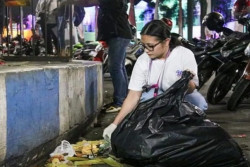 Prilly Latuconina Memungut Sampah di Jember Fashion Carnival