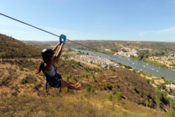 Atraksi Unik! Flying Fox Ini Berangkat dari Spanyol, Lalu Turun di Portugal