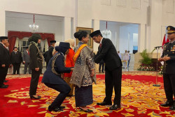 Selain 17 Tokoh, Jokowi Beri Tanda Kehormatan ke Istrinya Sendiri