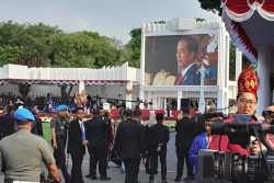 Jokowi Semringah Nonton Kahitna saat Hadiri Upacara Penurunan Bendera