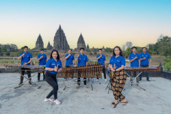 Musisi Angklung Memukau dengan Jingle Ozzy Clothing di Pelataran Candi Prambanan