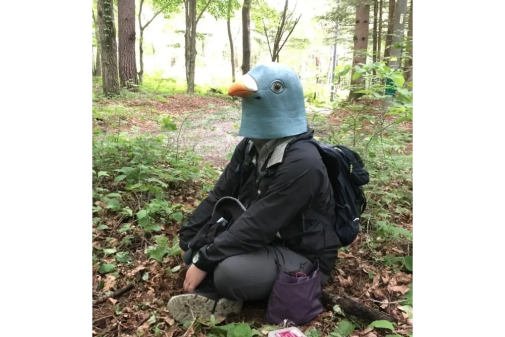 Totalitas! Imuwan Ini Pelajari Bahasa Burung dengan Masuk Hutan dan Pakai Topeng Kepala Burung Raksasa