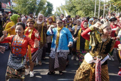Keren! Ribuan Penari Menari LIne Dance di Sepanjang Malioboro, Istri Wagub Ikut di Dalamnya