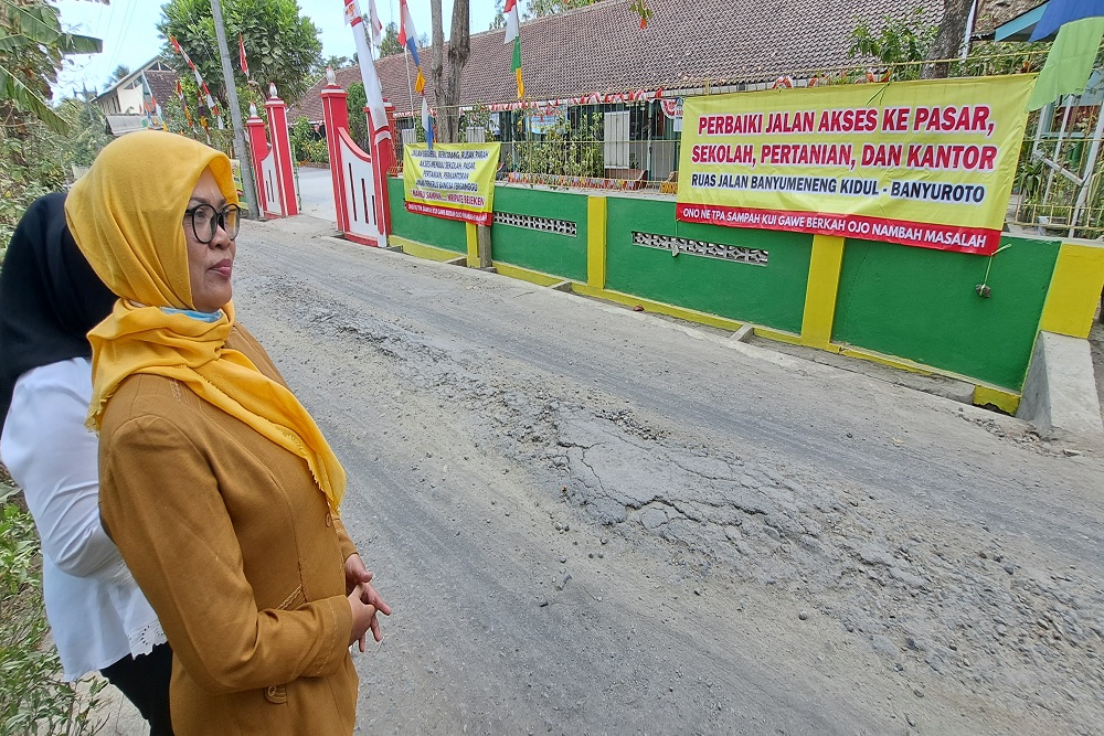 Jalan Banyuroto Nanggulan Rusak dan Berdebu Ganggu Aktivitas Pendidikan