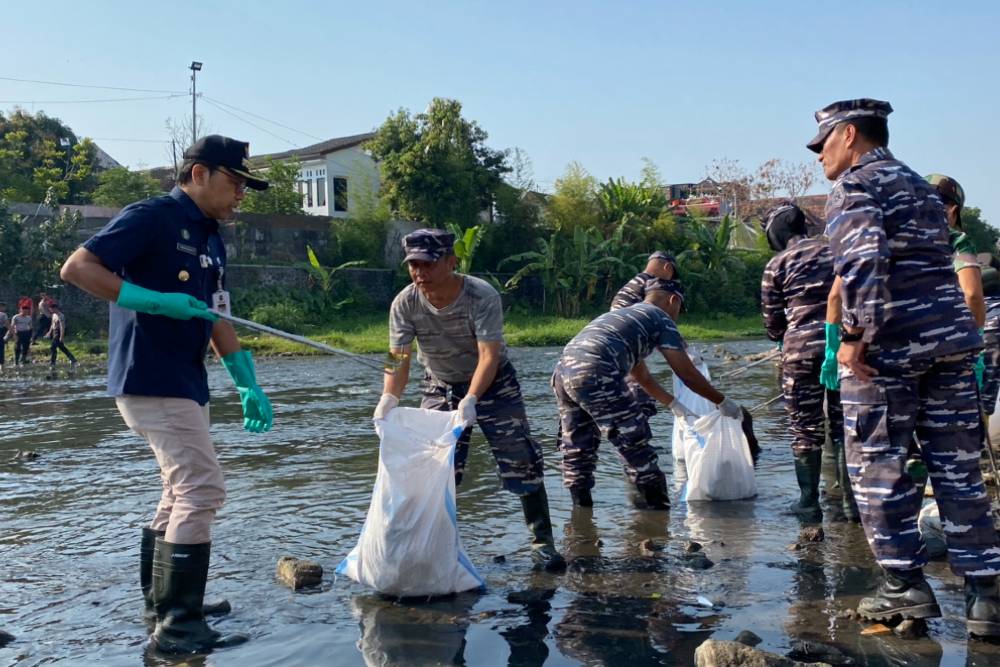 Pemkot Jogja dan Pangkalan Angkatan Laut Bersihkan Sungai Code