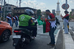 Peringati Harpelnas, Kepala Cabang Alfamidi Layani Pelanggan di Toko