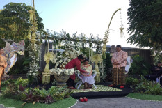 Gelar Mitoni, Daru Ndarboy dan Istri Terkesan dengan Tradisi Jawa