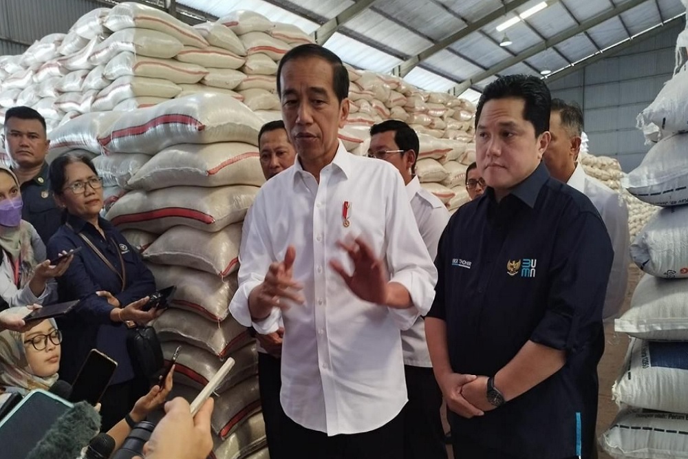 Dampingi Presiden Jokowi Cek Gudang Bulog, Erick Pastikan BUMN Siap Salurkan Bantuan