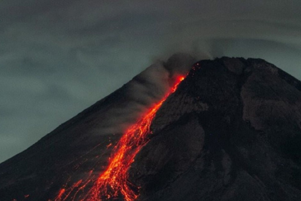 Hari Ini Gunung Merapi Mengeluarkan 3 Kali Guguran Lava Pijar Sejauh 1,5 Kilometer