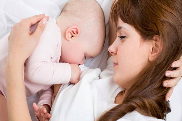 Viral Bayi 2 Bulan Disuapi Bubur Tengah Malam, Ini Dampak Kesehatan untuk Anak