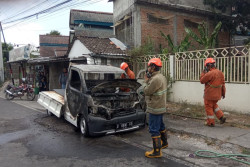 Diduga Alami Korsleting, Daihatsu Grandmax di Jalan Pandanaran Sleman Terbakar