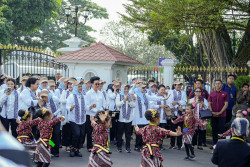 Siswa Madrasah DIY Bermain MB Junior bersama Iriana Jokowi