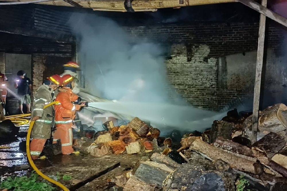 Rumah Produksi Gula Batu Terbakar, Segini Kerugiannya