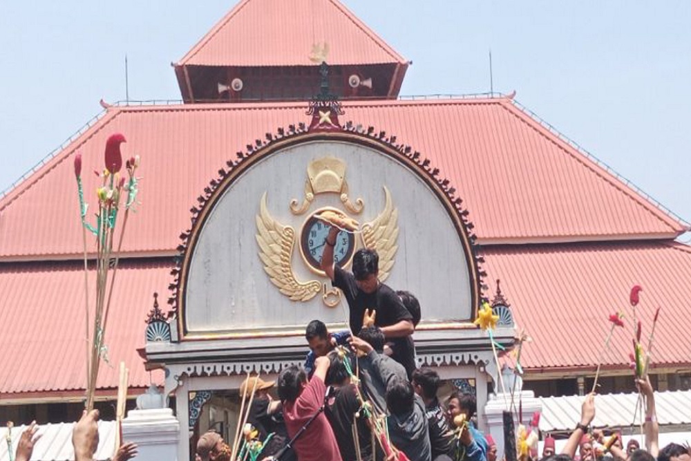 Grebeg Maulud Kraton Jogja, Ratusan Warga Berebut Gunungan Hasil Bumi