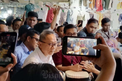Wow! Datangi Pasar Tanah Abang, Mendag Bagi-Bagi Duit