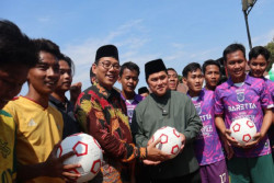 Merayakan Maulid Nabi Muhammad Bareng Santri, Erick Thohir Beri Bola