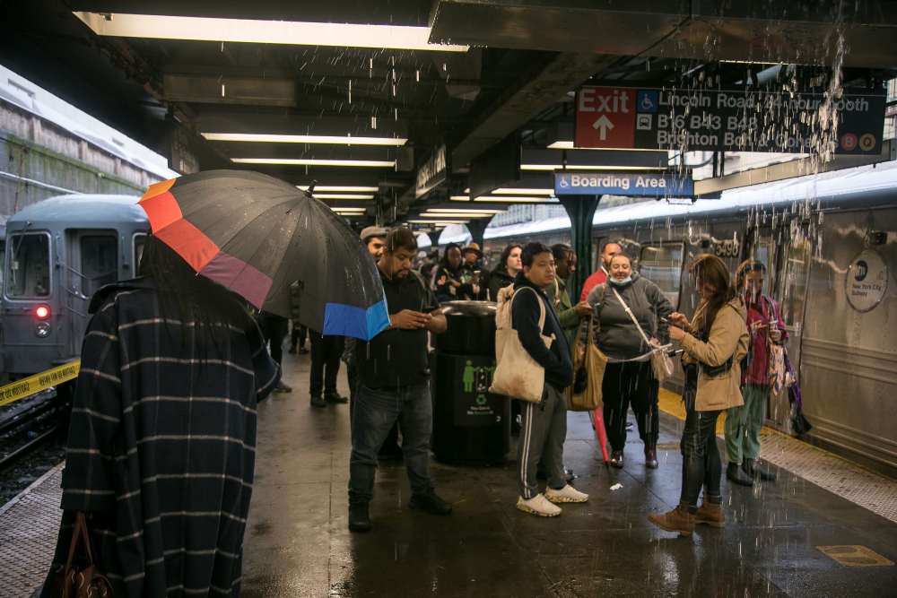 New York Banjir, Sejumlah Jalan dan Jalur KA Bawah Tanah Terendam