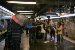 New York Banjir, Sejumlah Jalan dan Jalur KA Bawah Tanah Terendam