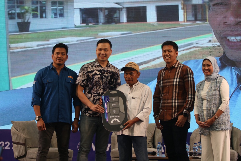 Tak Menyangka, Tukang Bangunan Ponpes di Jogja Peroleh Hadiah Mobil Listrik