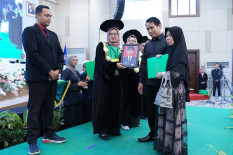 Mengharukan, Anak Meninggal karena Kecelakaan, Orang Tua Mewakili untuk Terima Ijazah