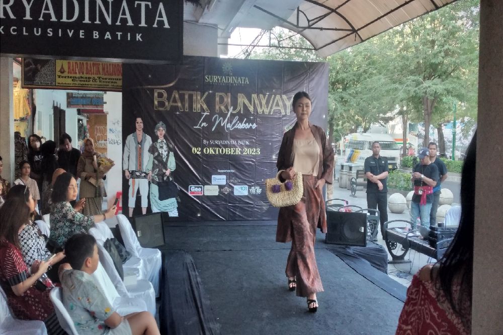 Peringati Hari Batik, Suryadinata Gelar Fashion Show Batik Runway in Malioboro
