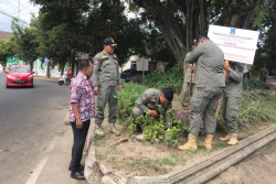 Satpol PP Sleman Pasang Spanduk Larangan Berjualan di Kawasan Jalan Kebonagung