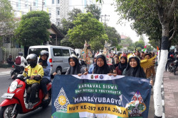 Pagi Ini Jalanan Kota Padat Merayap, Anak Sekolah Ikut Karnaval Budaya Rayakan HUT Jogja