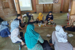 Dosen Jurusan Teknik Kimia UPN Veteran Yogyakarta Gelar Pelatihan Pembuatan Cuka Salak di Desa Wisata Pulesari