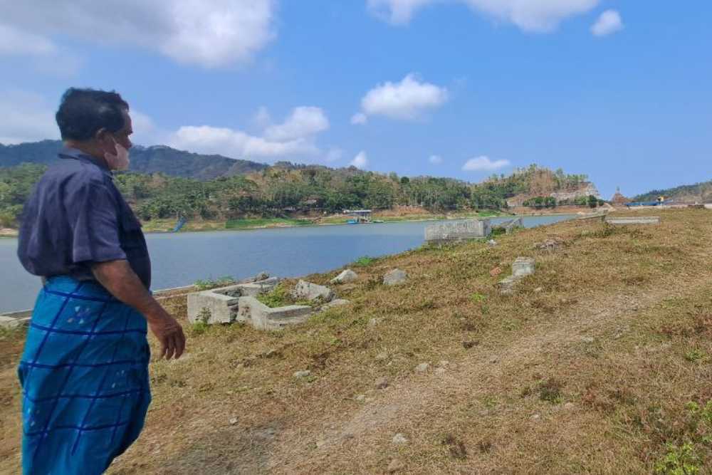 Ngeri! Air Surut, Reruntuhan Kompleks Makam di Tengah Waduk Sermo Terlihat