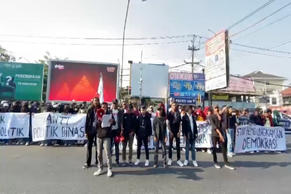 Gelar Aksi Demo di Simpang UIN, Mahasiswa Jogja Tuding MK Diperalat Dinasti Politik
