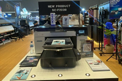 Epson Memperbarui Jajaran Printer Direct-to-Garment dengan SureColor F2230, Solusi DGT yang Ringkas