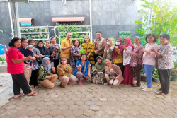 Tim Pengabdian Masyarakat UPNVY Dampingi KWT Mentari Membuat Minyak Atsiri dan Sabun