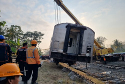 Kereta Anjlok di Kulonprogo: Tersisa 6 Rangkaian Gerbong, Proses Evakuasi Dikebut